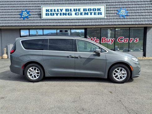 Used 2022 Chrysler Pacifica Touring-L FWD image 1