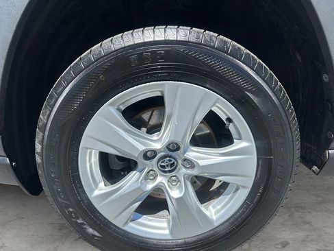 Used 2020 Toyota RAV4 XLE AWD/4WD image 9
