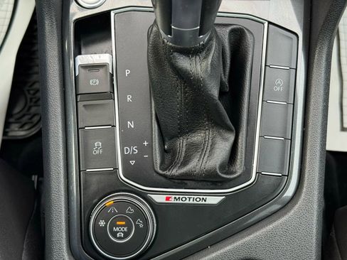 Used 2018 Volkswagen Tiguan SE w/ Panoramic Sunroof Package image 37