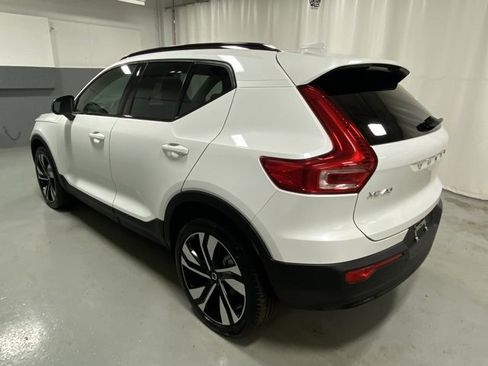 Used 2025 Volvo XC40 B5 Plus image 2