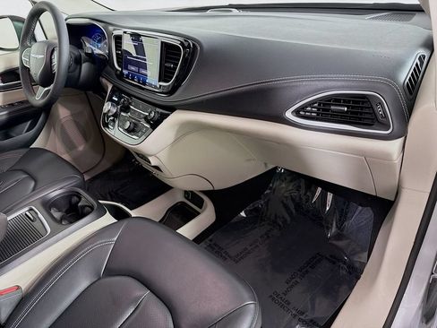 Used 2023 Chrysler Pacifica Touring-L FWD image 29