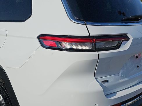 Used 2023 Jeep Grand Cherokee L Laredo image 38