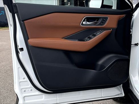 New 2026 Nissan Rogue Platinum image 13