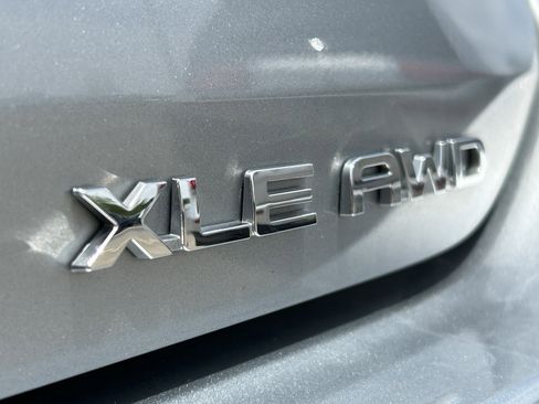 Used 2020 Toyota Highlander XLE AWD/4WD image 9