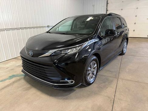 Used 2023 Toyota Sienna XLE AWD/4WD image 1