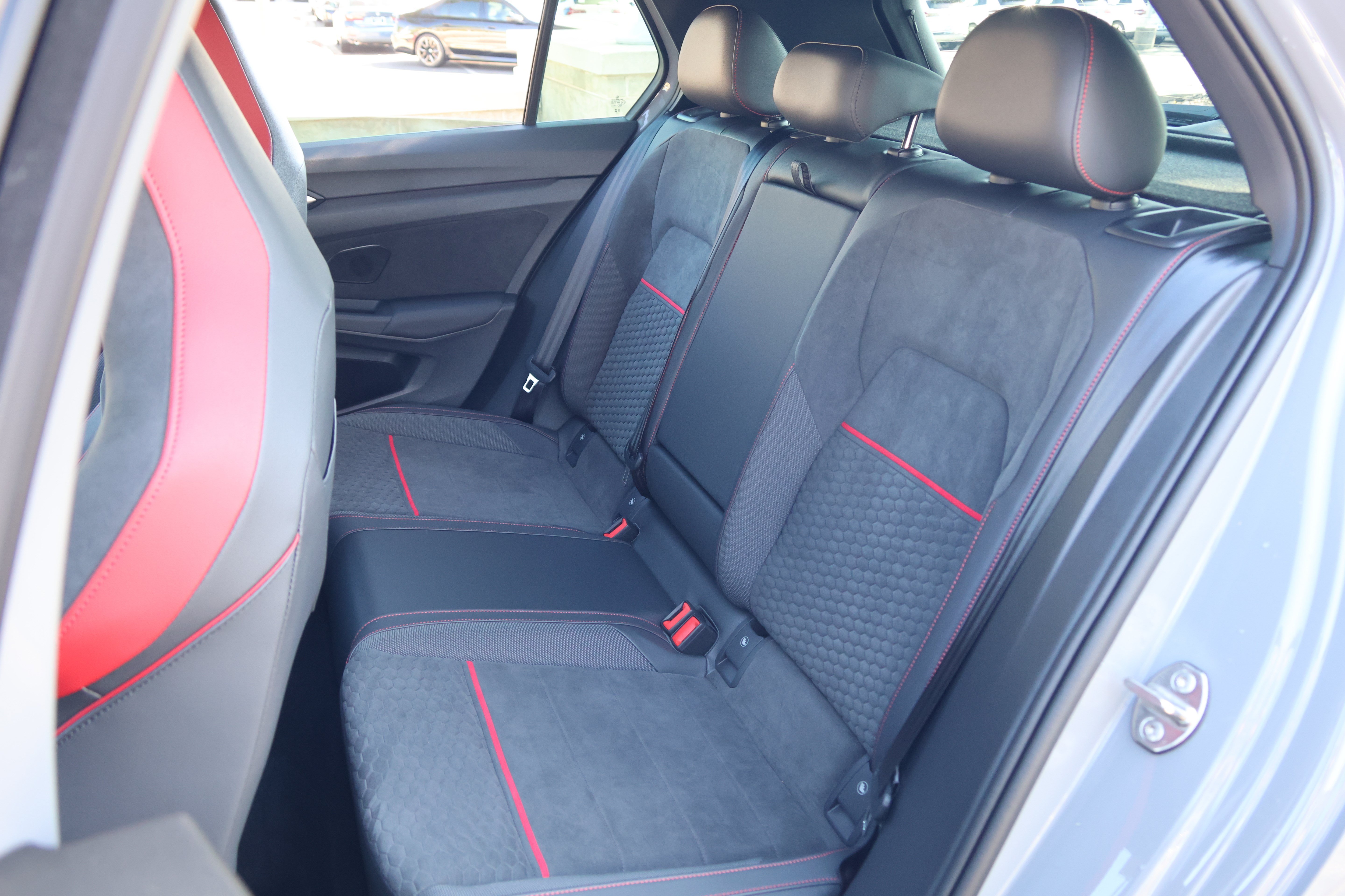 Used 2025 Volkswagen Golf SE FWD image 34
