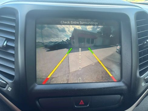 Used 2017 Jeep Cherokee Limited AWD/4WD image 13