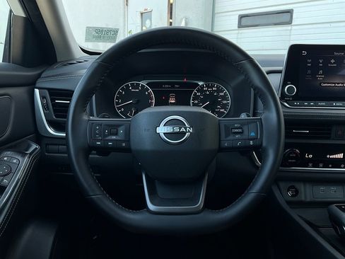 Used 2025 Nissan Rogue SV image 32