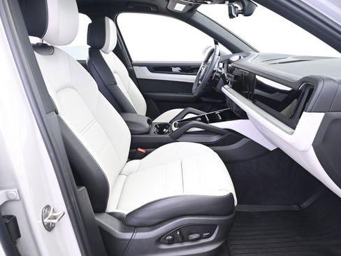 Used 2025 Porsche Cayenne image 23