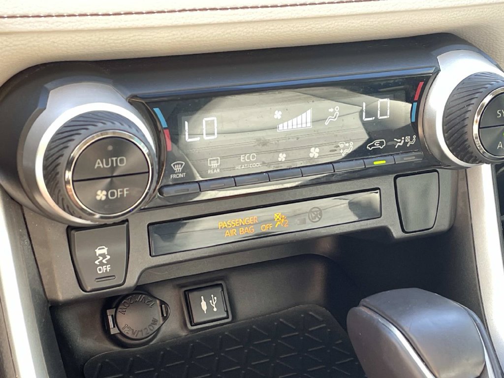 Used 2019 Toyota RAV4 XLE Premium FWD image 31