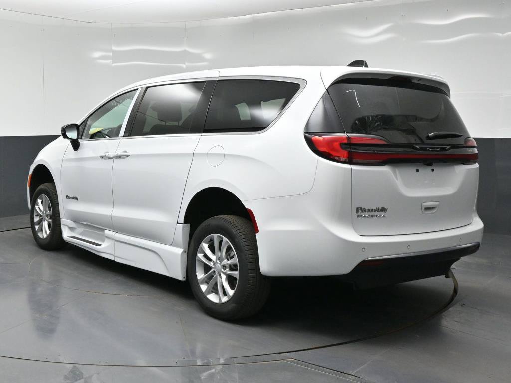 Used 2027 Chrysler Pacifica Select w/ Family Tech Group FWD image 5