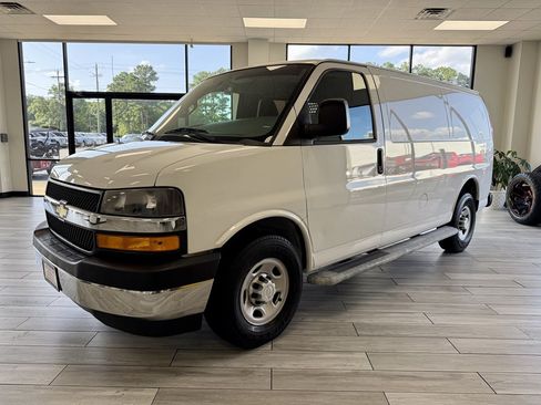 Used 2018 Chevrolet Express 2500 w/ Driver Convenience Package RWD image 3