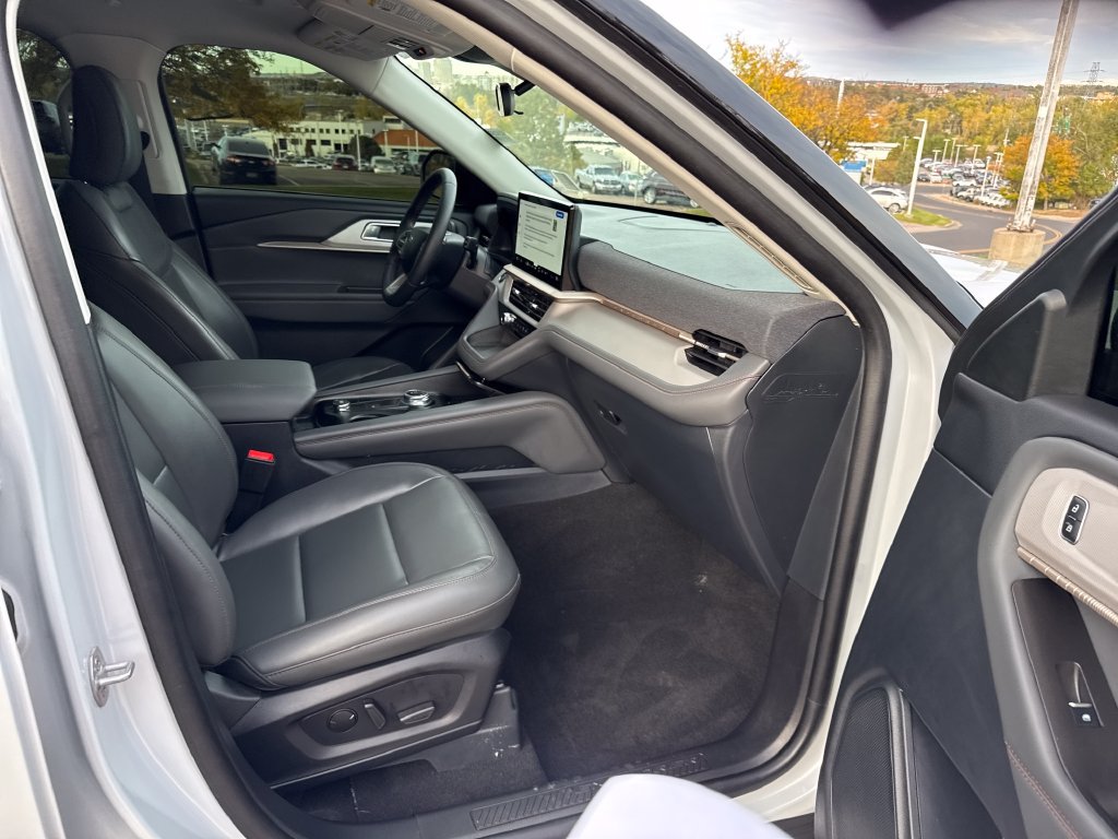 Used 2025 Ford Explorer Active w/ Active Comfort Package AWD/4WD image 33