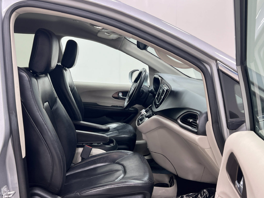 Used 2018 Chrysler Pacifica Touring-L FWD image 34