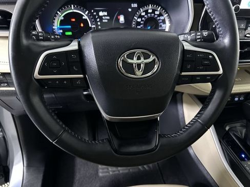 Used 2024 Toyota Highlander XLE AWD/4WD image 11