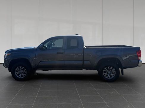 Used 2017 Toyota Tacoma SR5 w/ Tow Package image 2