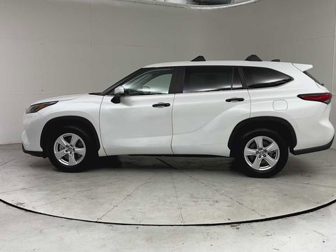 Used 2023 Toyota Highlander LE FWD image 4
