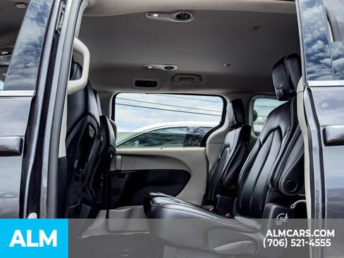 Used 2023 Chrysler Pacifica Touring-L FWD image 12