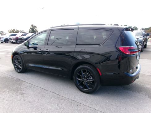 New 2026 Chrysler Pacifica Limited image 3