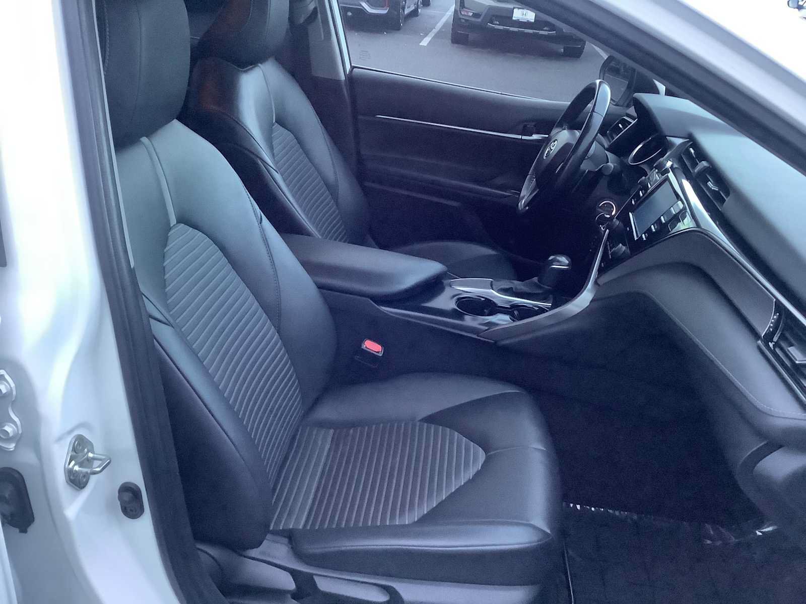 Used 2020 Toyota Camry SE w/ Carpet Mat Package FWD image 15