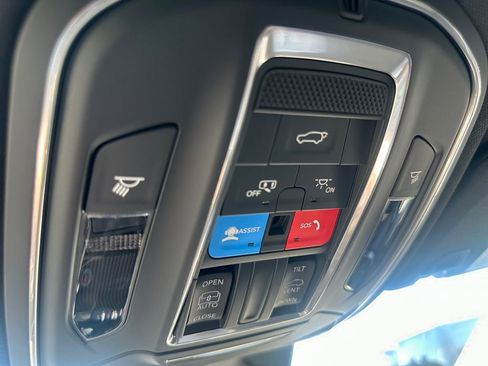 New 2025 Jeep Grand Cherokee Altitude image 21