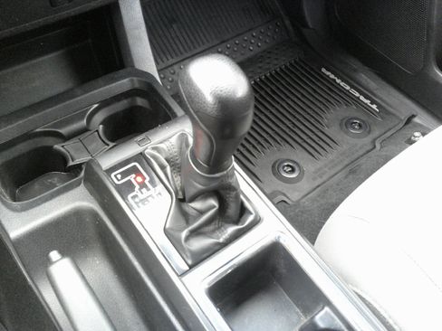 Used 2018 Toyota Tacoma SR image 28