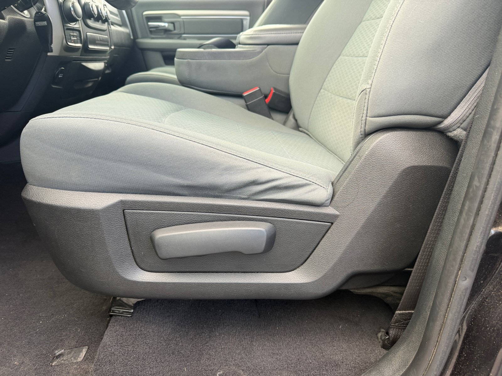 Used 2018 RAM 1500 Classic SLT AWD/4WD image 14