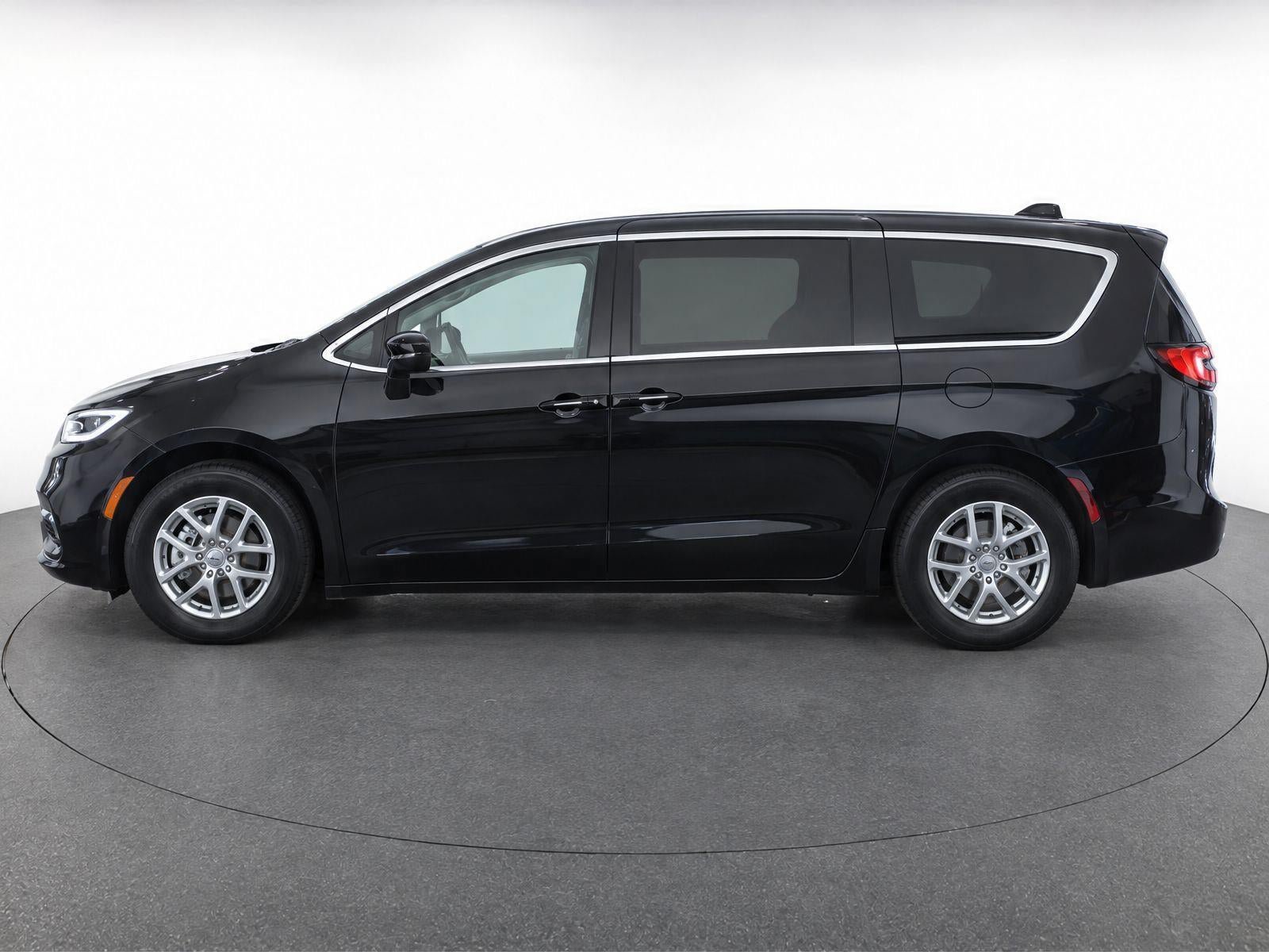 Used 2024 Chrysler Pacifica Touring-L FWD image 7