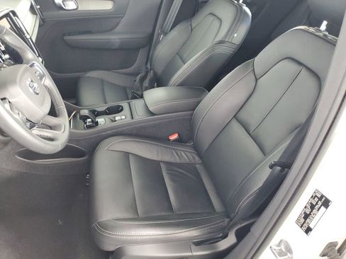 Used 2023 Volvo XC40 B5 Core w/ Climate Package image 12