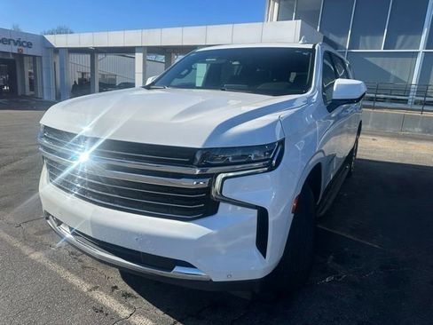 Used 2023 Chevrolet Suburban LT image 2