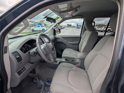 Used 2016 Nissan Frontier SV image 14