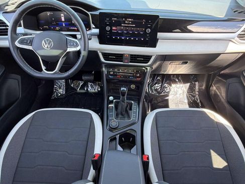 Used 2025 Volkswagen Taos SE AWD/4WD image 16