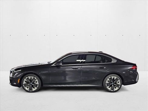Used 2026 BMW 530i xDrive w/ Premium Package image 5