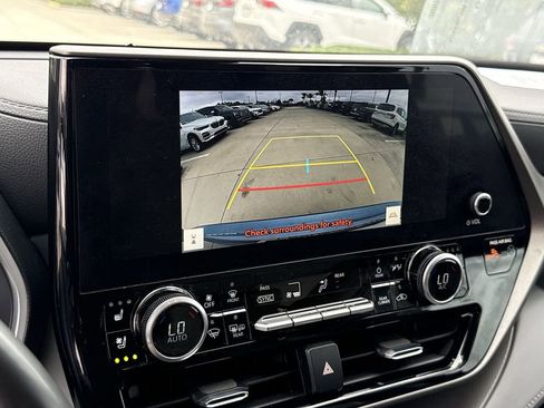 Used 2023 Toyota Highlander Limited image 24