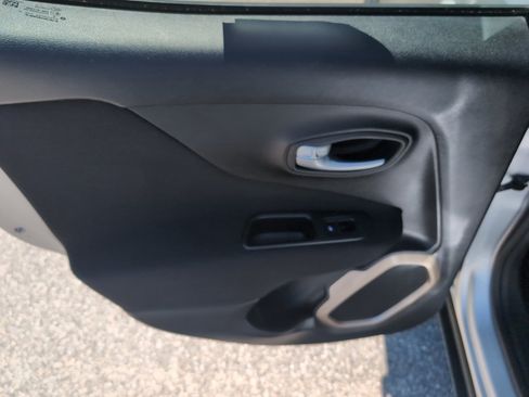 Used 2017 Jeep Renegade Latitude AWD/4WD image 15