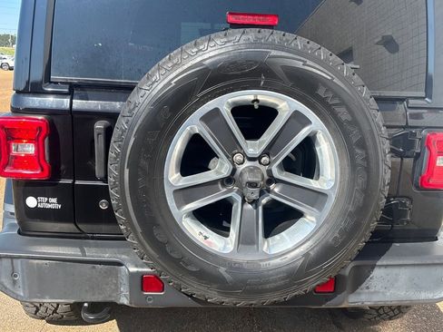 Used 2018 Jeep Wrangler Unlimited Sahara image 29