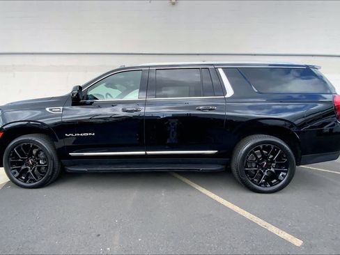 Used 2023 GMC Yukon XL SLT w/ SLT Luxury Package image 4