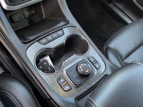 Used 2023 GMC Acadia SLT image 34