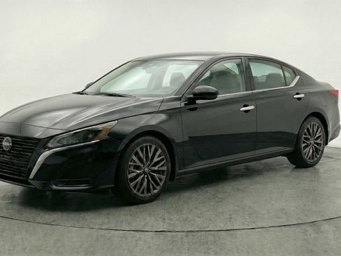 Used 2025 Nissan Altima 2.5 SV image 3