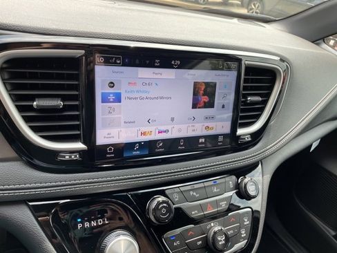 New 2025 Chrysler Pacifica Select image 19