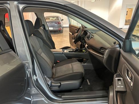 Used 2025 Nissan Rogue SV image 37