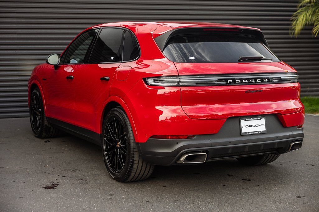 Certified 2025 Porsche Cayenne E-Hybrid AWD/4WD image 3
