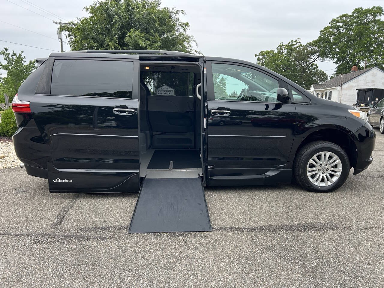 Used 2017 Toyota Sienna XLE FWD image 5