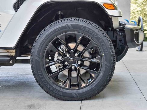 Used 2022 Jeep Wrangler Unlimited Sahara w/ Safety Group image 9