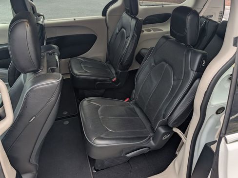 Used 2018 Chrysler Pacifica Limited FWD image 21