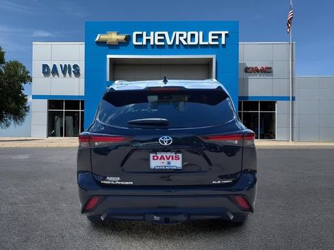 Used 2024 Toyota Highlander XLE AWD/4WD image 4