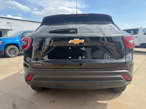 Used 2025 Chevrolet Trax LS image 4