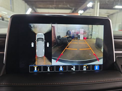 Used 2022 GMC Yukon AT4 w/ Technology Package AWD/4WD image 23