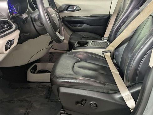 Used 2022 Chrysler Pacifica Touring-L w/ Uconnect Theater Family Group FWD image 12