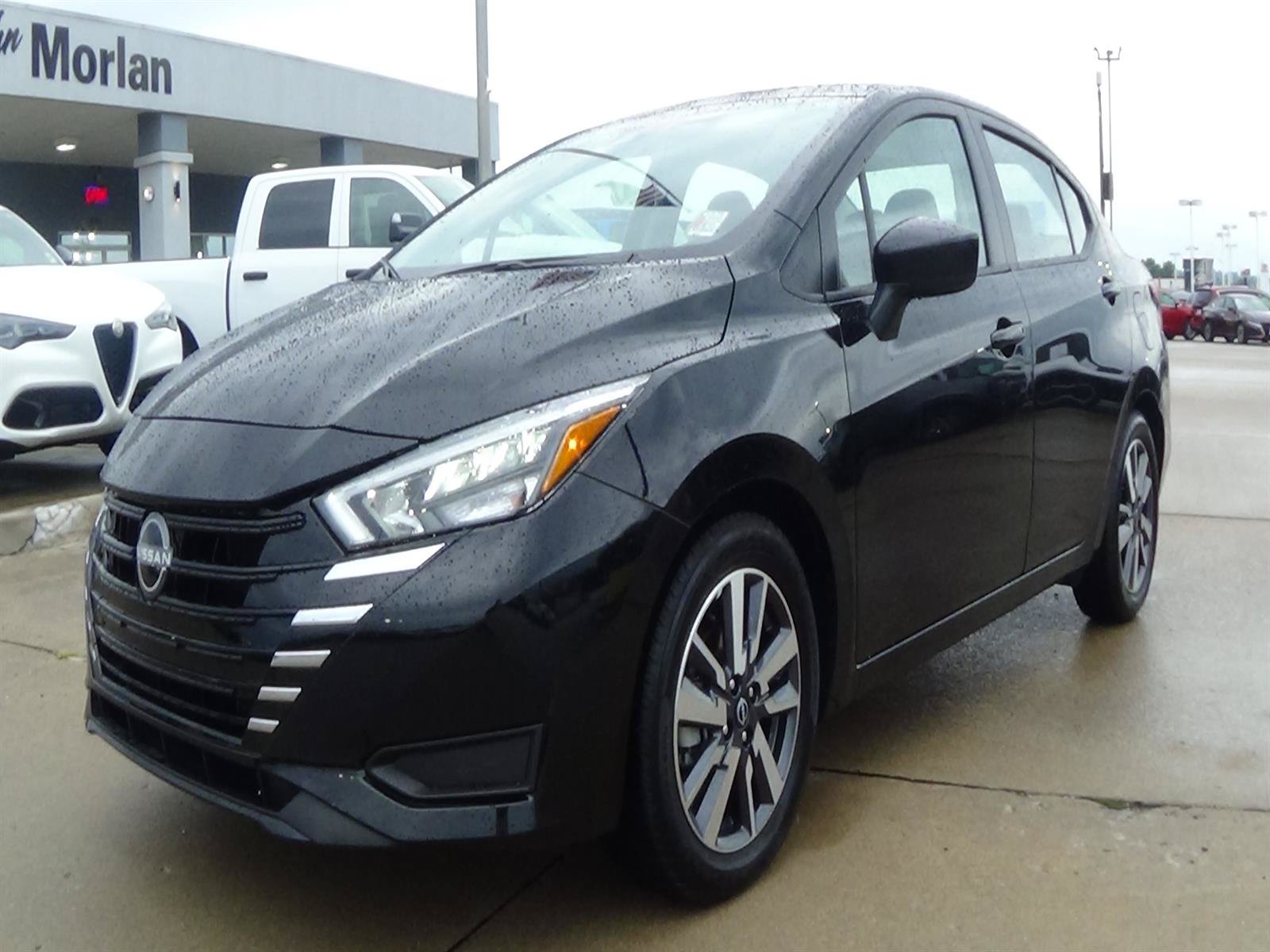 Used 2025 Nissan Versa SV FWD image 2
